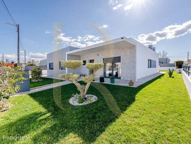 Moradia T4 térrea com piscina, garagem e jardim em Brejos de Azeitão-3