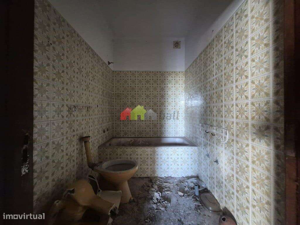 Lote de terreno urbano com moradia T3 e garagem em Palmela-8