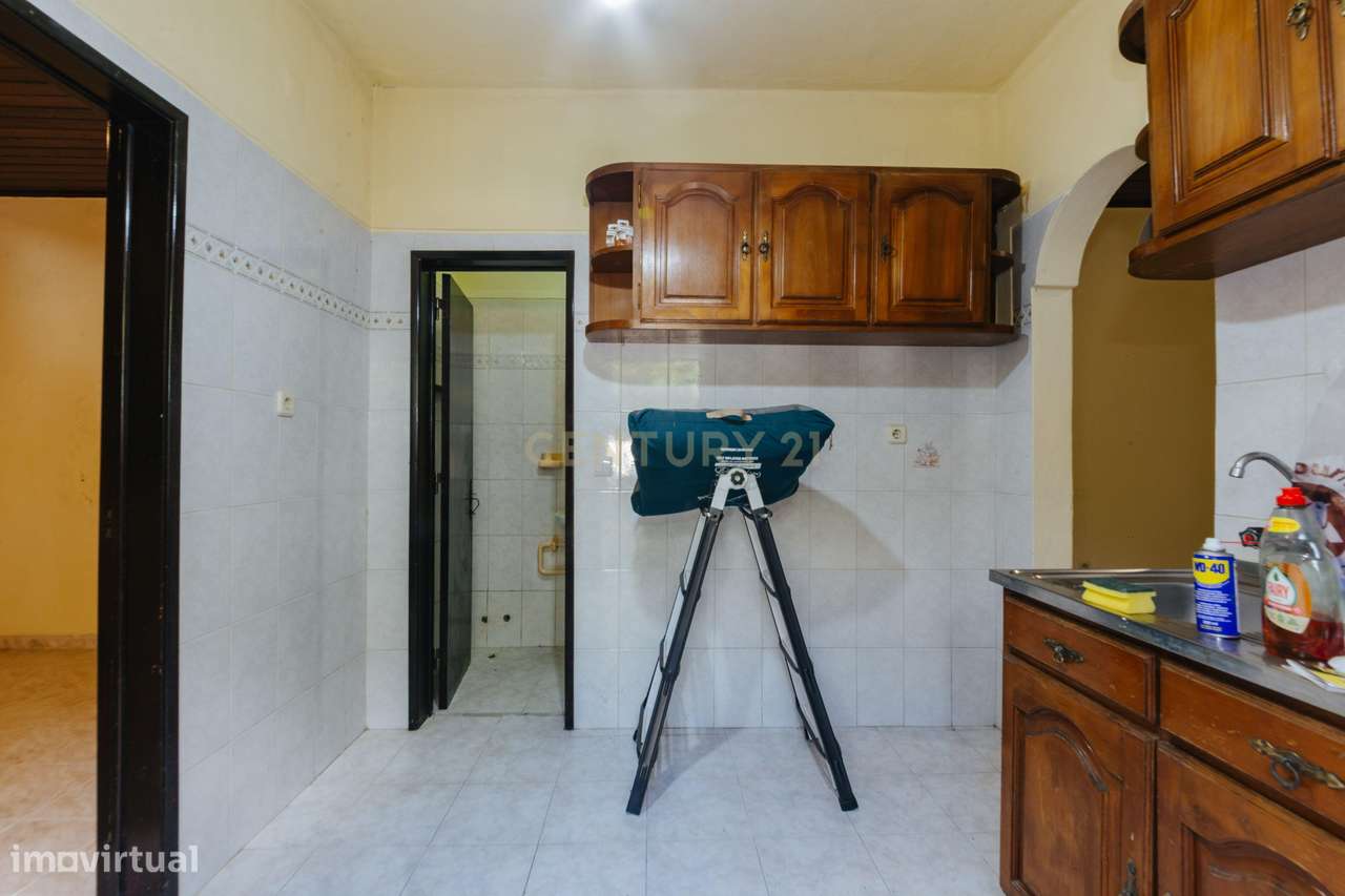 2 moradias para recuperar, com terreno, em Alverca.-11