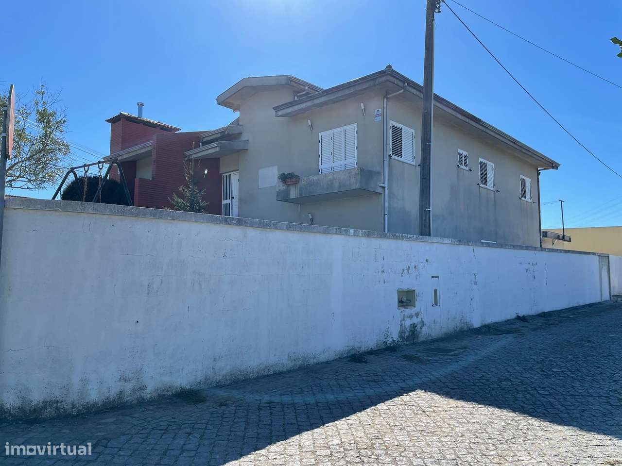 Moradia de 4 frentes com painéis solares, T4, piscina, cave e jardim-23