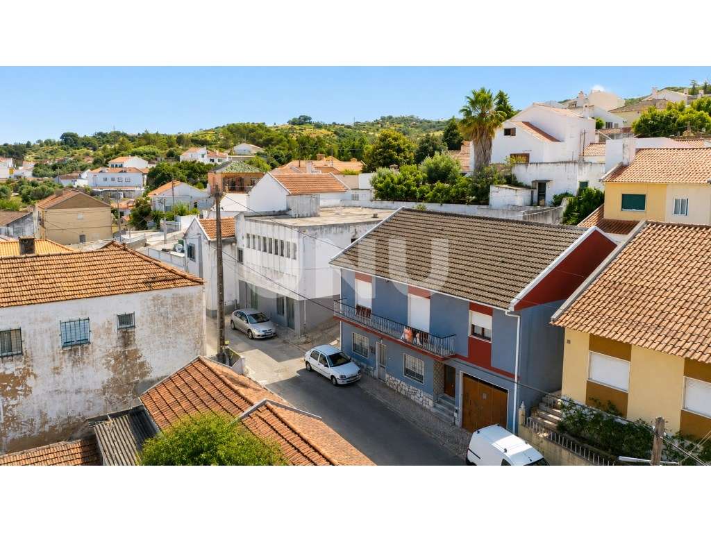 Moradia Bifamiliar T4 + T1 com garagem nas Paredes, em Alenquer!-37