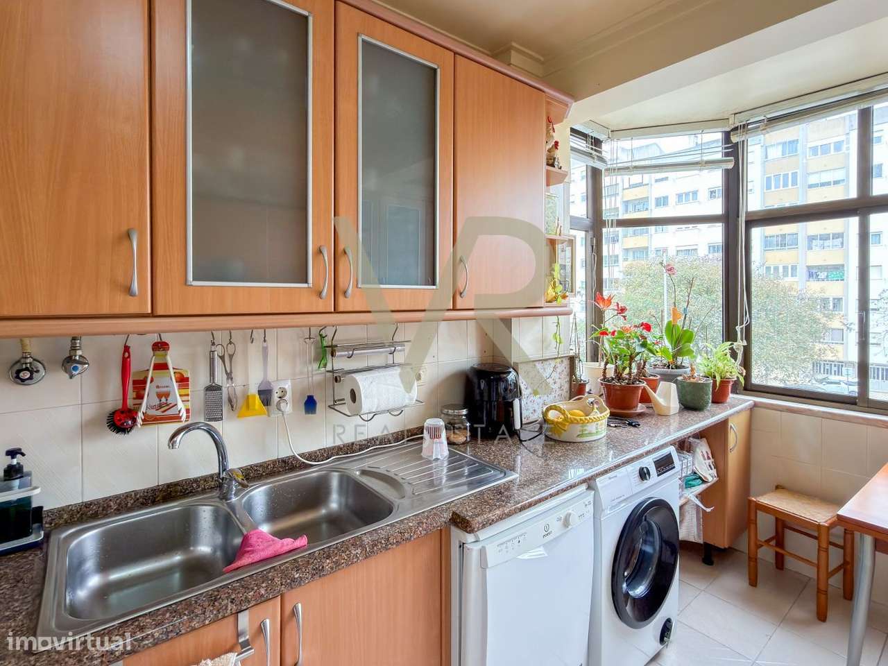 Oportunidade em Massamá: T3 Luminoso a 3 Minutos da Estação-9