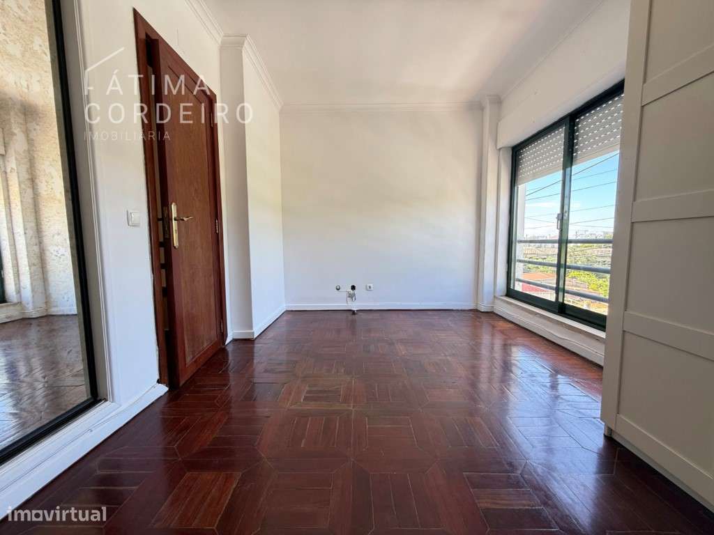 Moradia em Banda T4 no Feijó - Espaço, Conforto e Excelente Localiz...-13
