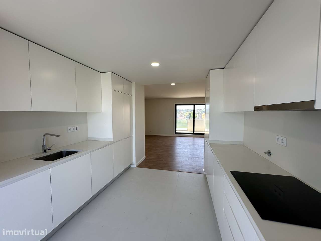 ÚNICO - T3+1 Novo, Último Piso, c/ Varandas e Garagem 3 automóveis-7