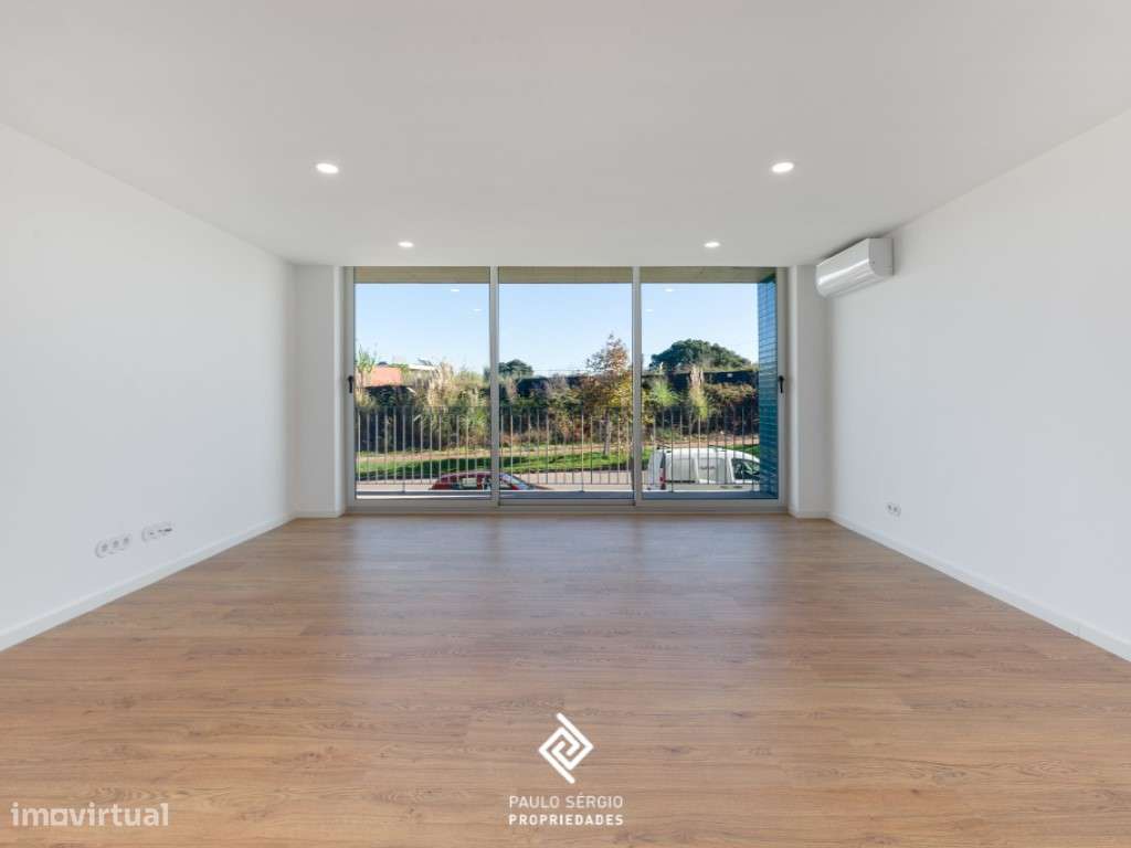 Arrenda-se T2 novo com varanda e piscina no Centro de Espinho. - Grande imagem: 3/16