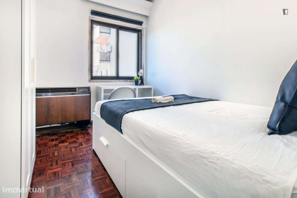 Quarto - localizado em Benfica Lisbon - Grande imagem: 3/10