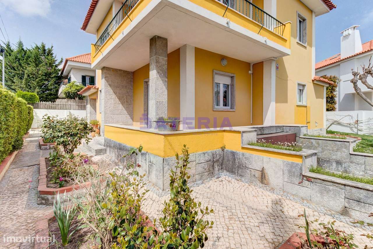 Moradia Independente T5 em Linda-a-Velha-37