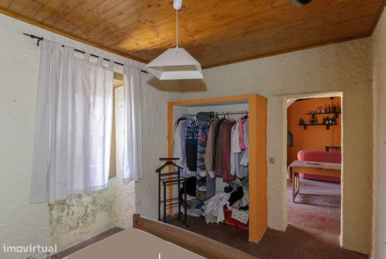 Quintinha de 2.995 m2 c/ moradia V2 e poço.-12