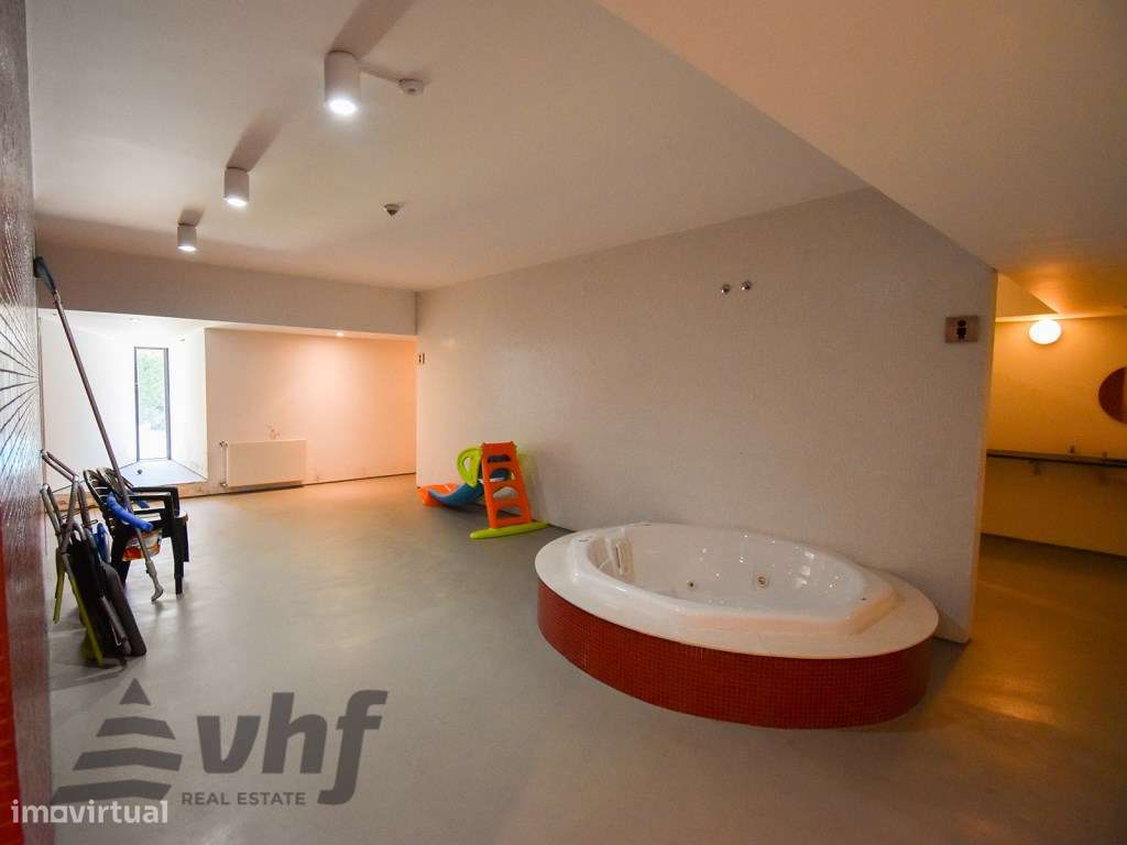 Oportunidade Única: T5 de Excelência no Condomínio Jardim das Camélias-33