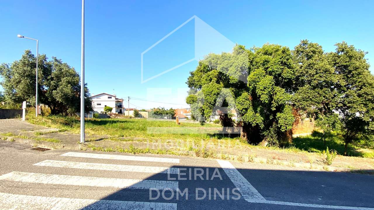 Terreno urbano de 790m² com acesso asfaltado em Leiria - Grande imagem: 2/7