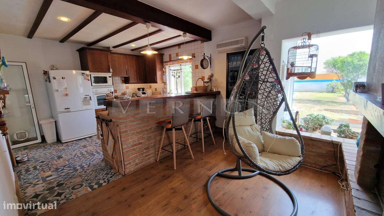 Charmosa e espaçosa moradia com 3 quartos e piscina para venda entre L-15