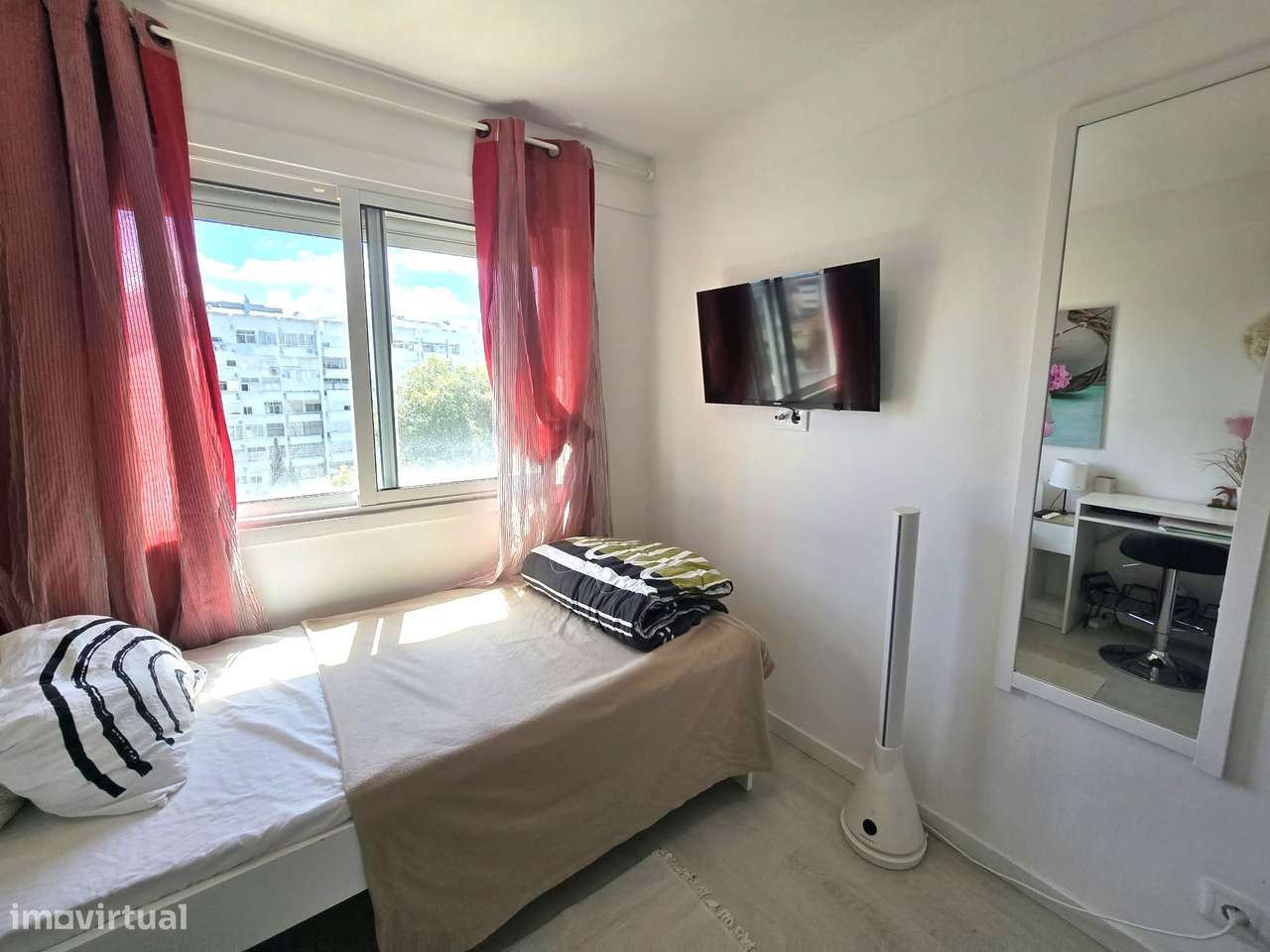 Excelente Apartamento T2 renovado com Open Space e Varanda - Almada-14