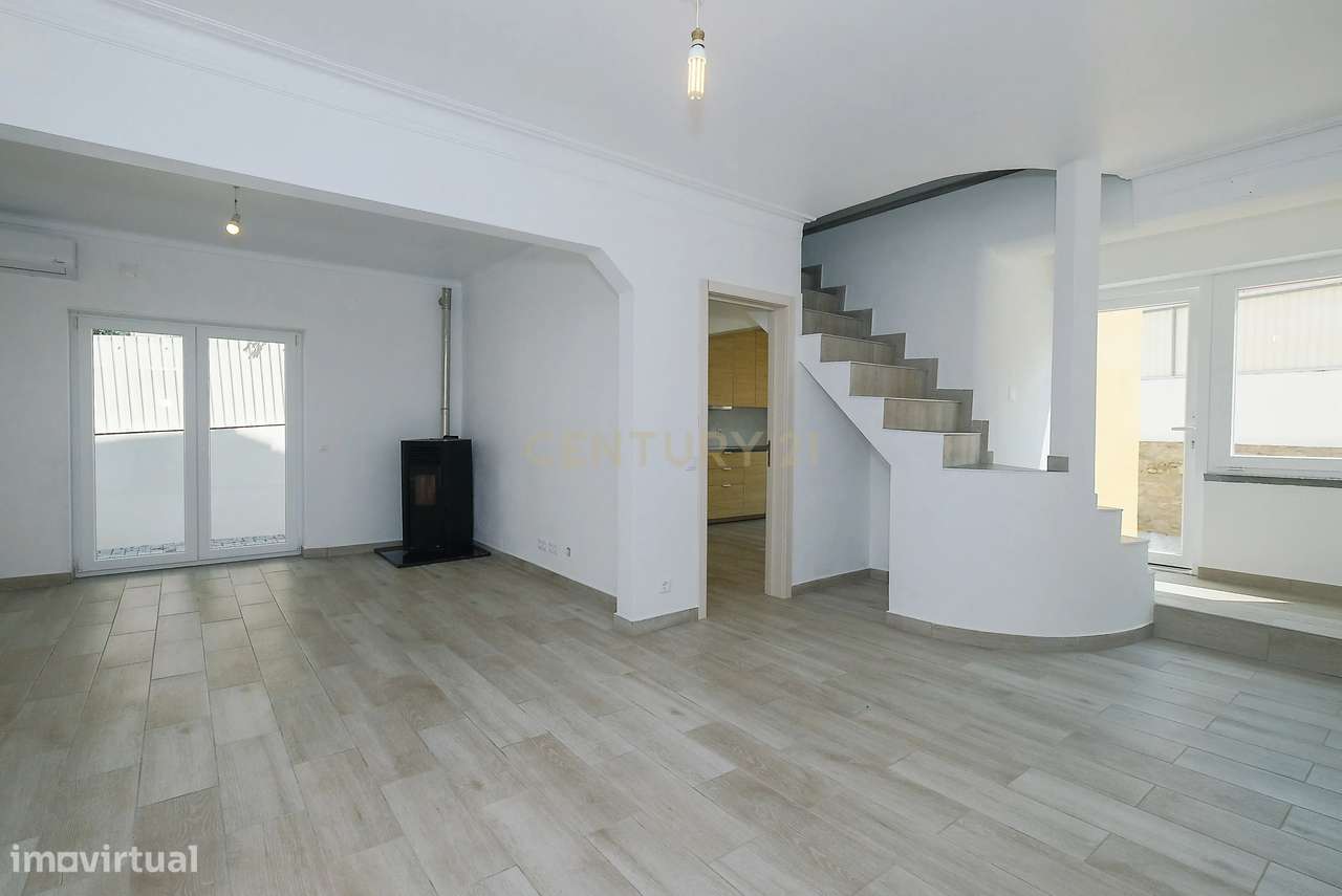 Moradia T4 Renovada no Estoril | Conforto, Espaço e Excelente Localiza-6