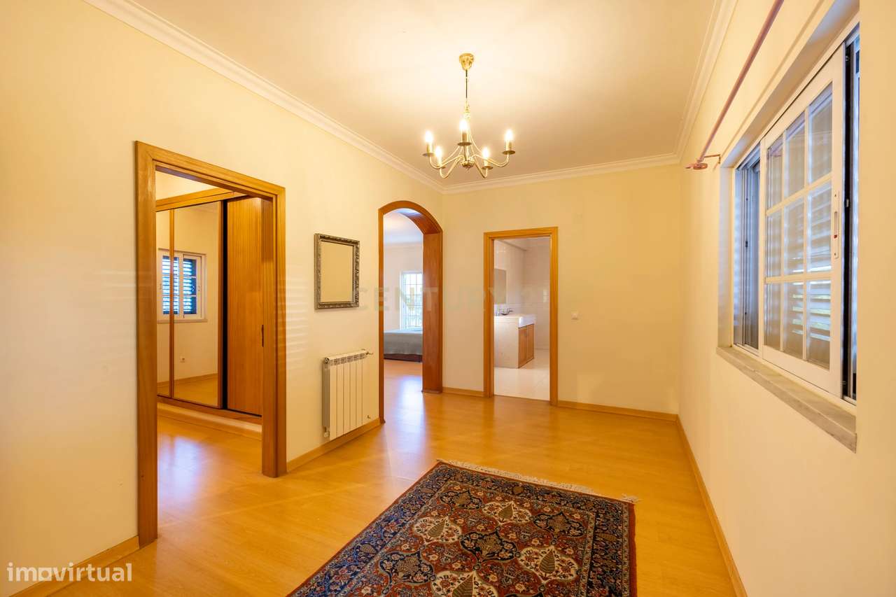 Espaço, conforto e qualidade — Moradia T4 no Vale da Rosa-10