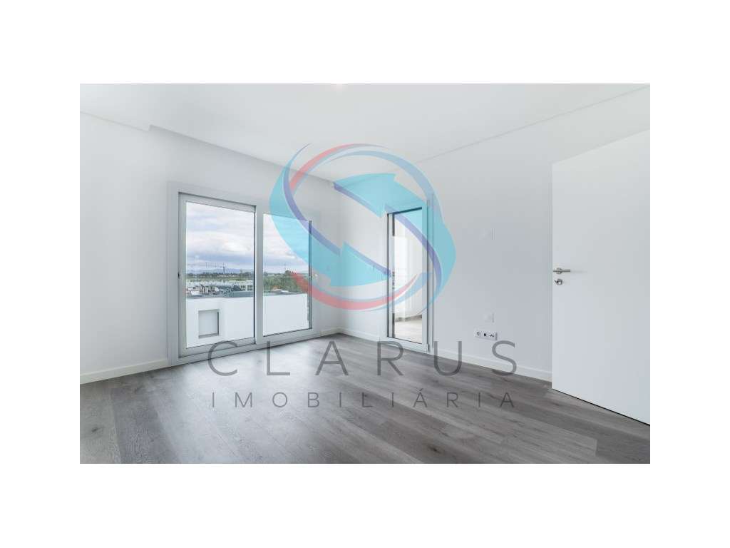 Moradia geminada à venda na Rua Infante Dom Henrique s/n-16