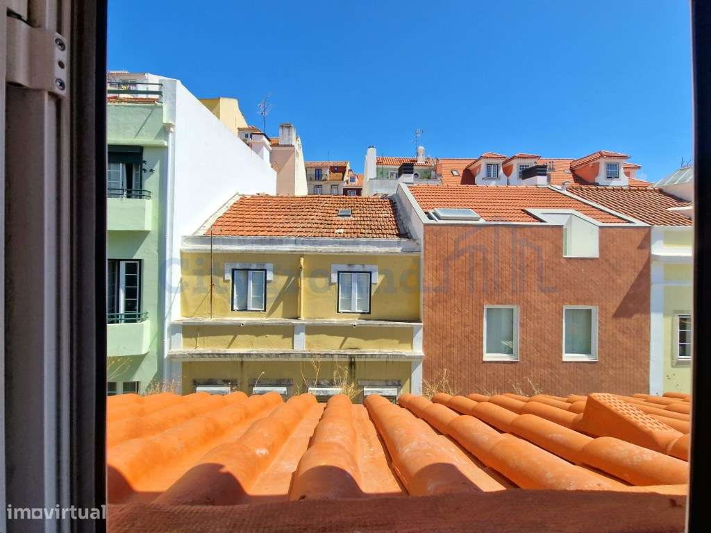 Apartamento T2 Duplex no Príncipe Real para reabilitar a seu gosto-13