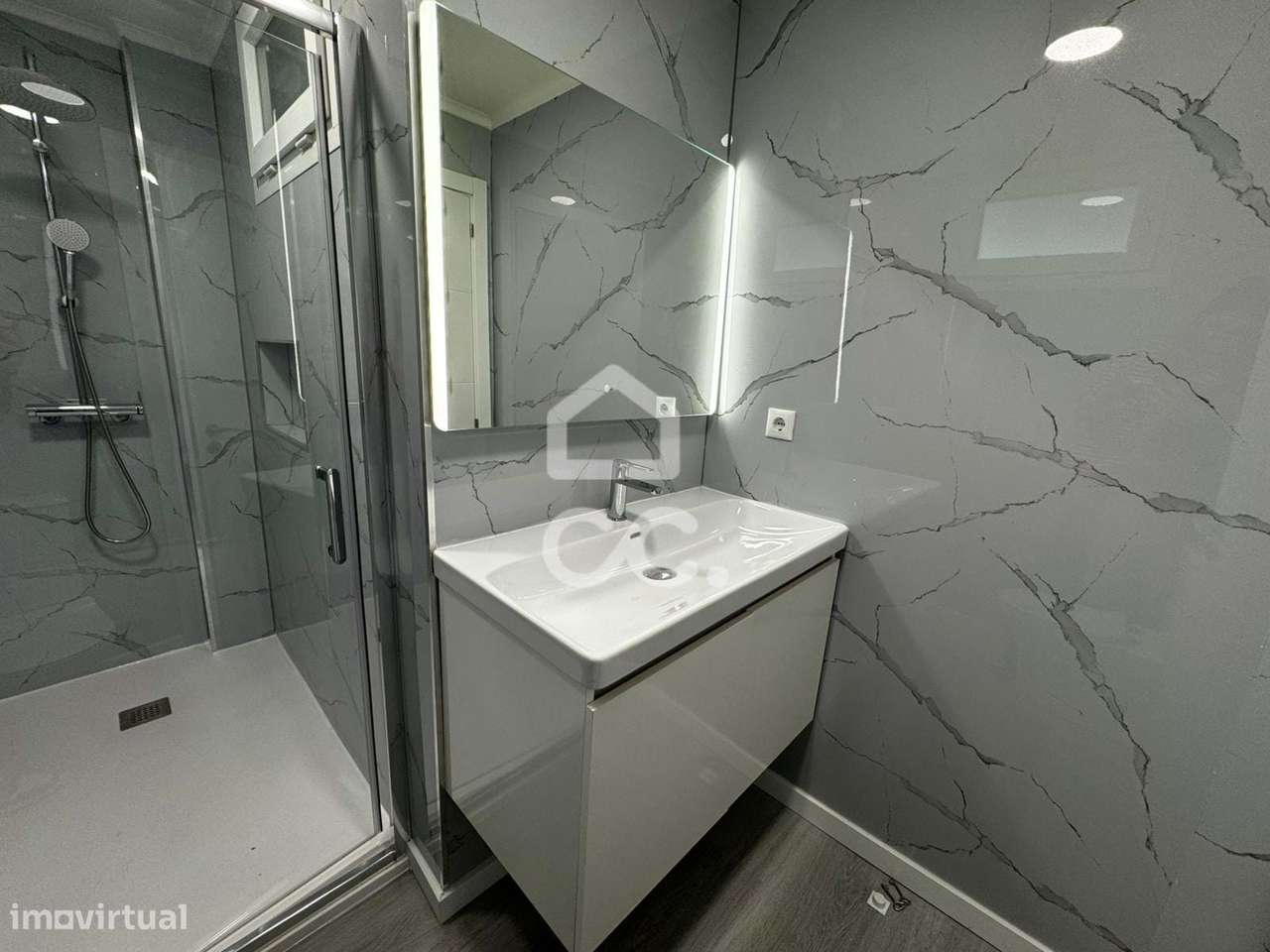 Apartamento T2 remodelado com arrecadação - Oeiras-9