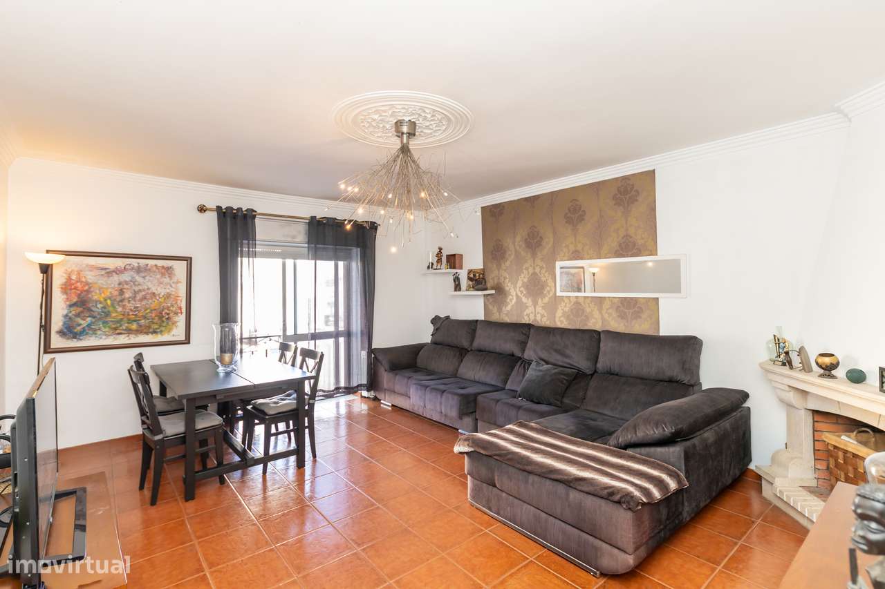 Apartamento T3 em zona central da Quinta do Conde-1