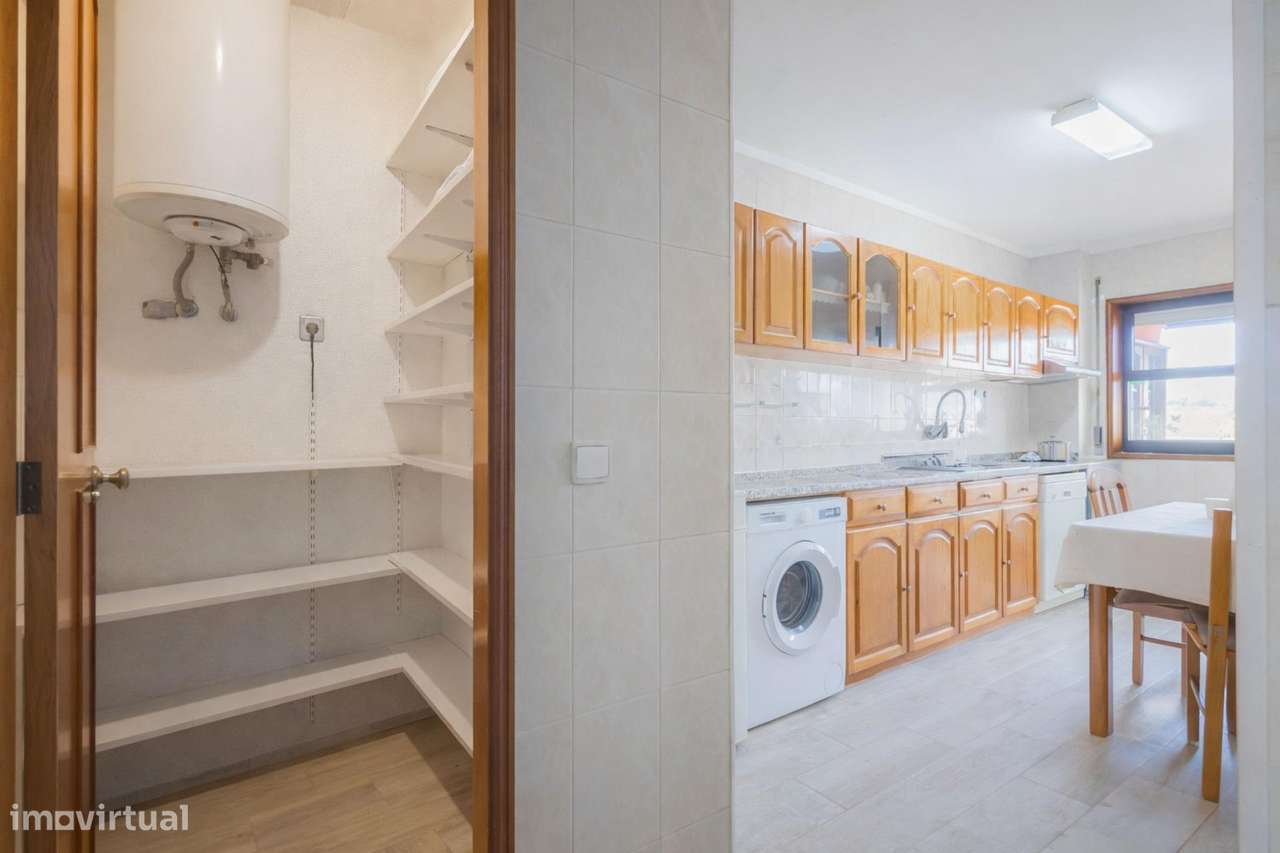 Apartamento T2 |  Varanda e Lugar de Garagem | 3 minutos do Metro - Grande imagem: 4/27