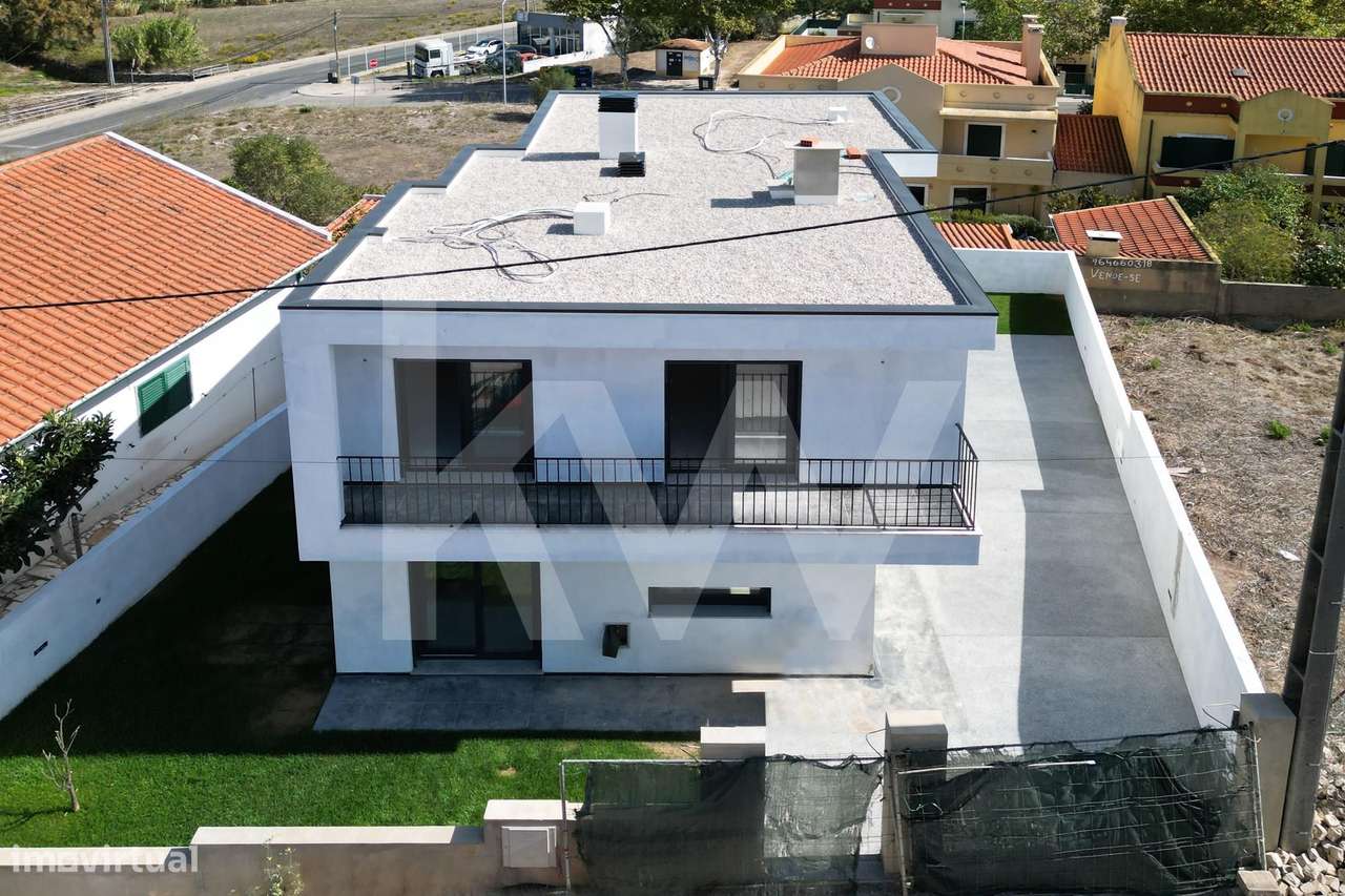 Excelente moradia T4 estilo moderno, implantada num terreno de 288,5 m - Grande imagem: 3/25