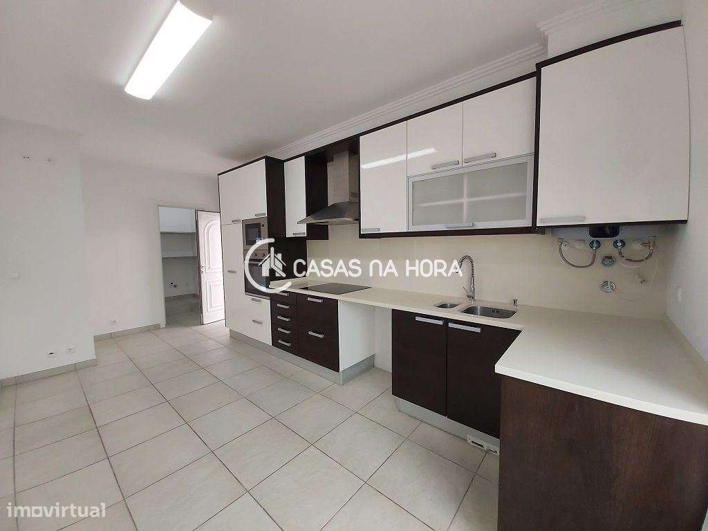 EXCELENTE MORADIA V3 + 1  3 Pisos  REMODELADA  Próximo ao Centro da... - Grande imagem: 4/30