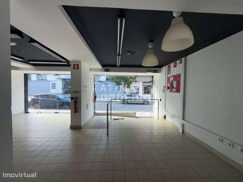 Loja situada na Rua capitão leitão Almada 200m2 - Grande imagem: 4/14