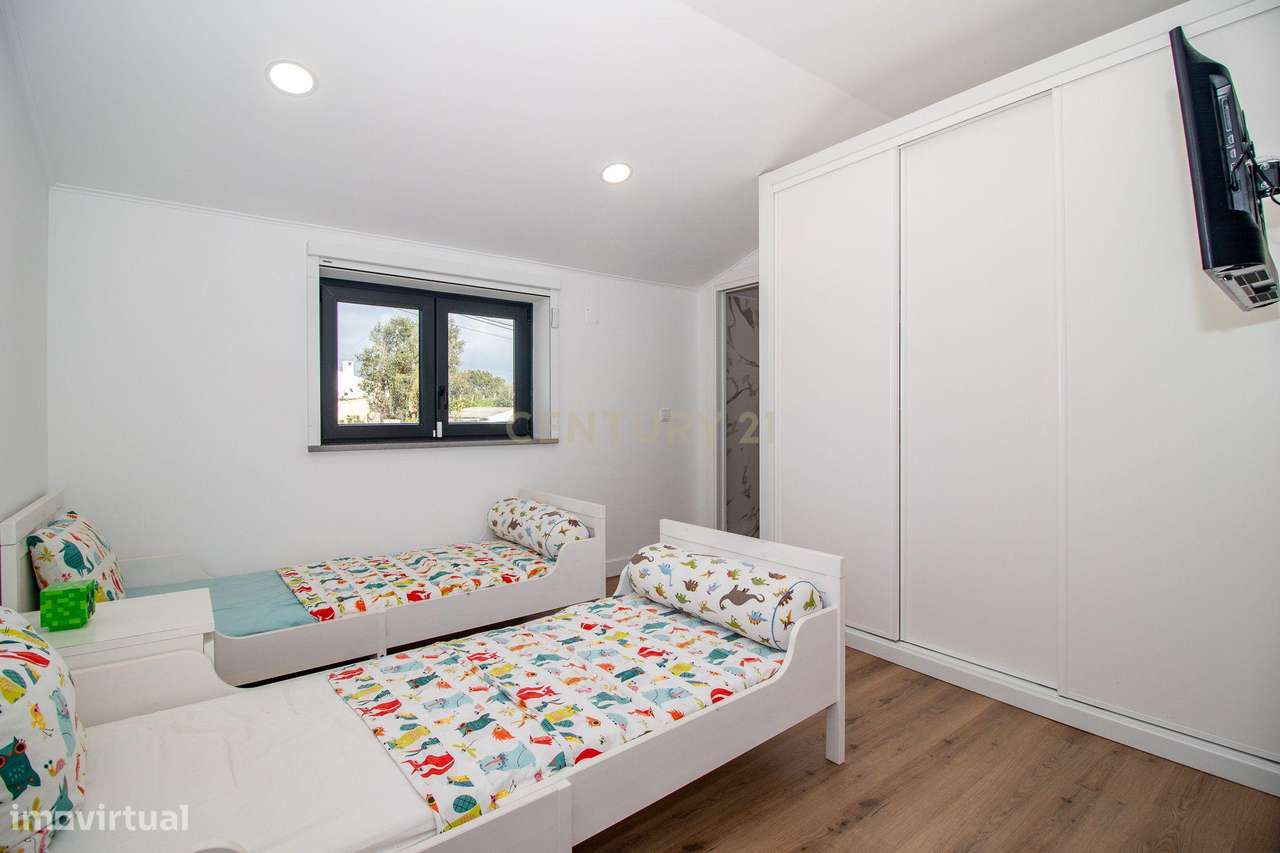 Vivendo o Sonho: Luxuosa Moradia T5 em Albarraque com Espaço de Lazer-34