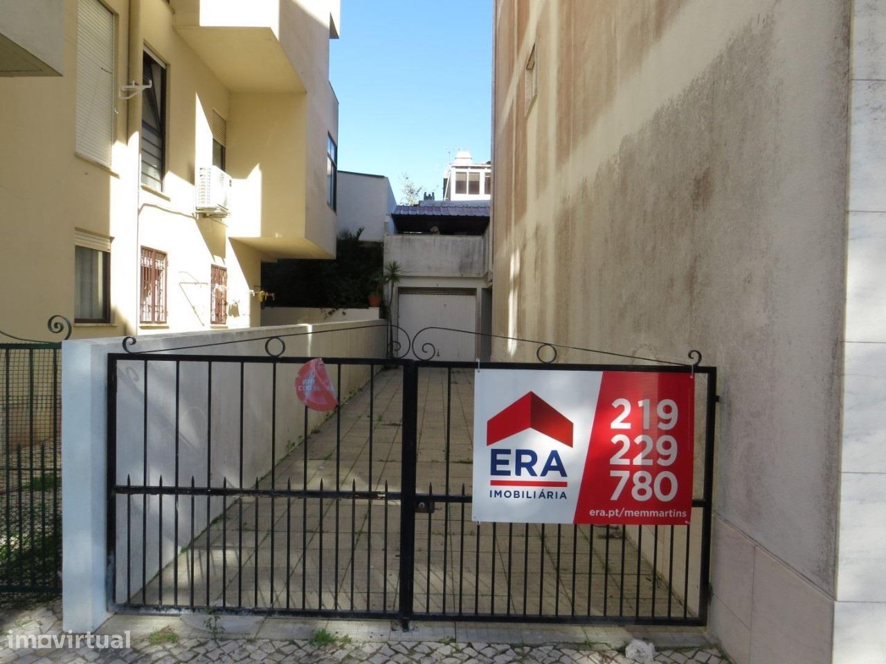 Vende-se Garagem no Algueirão