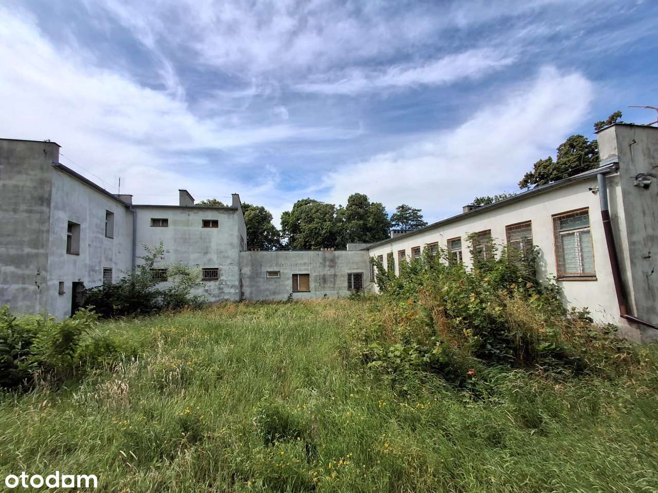 Unikalny budynek z zespołem parkowym-7