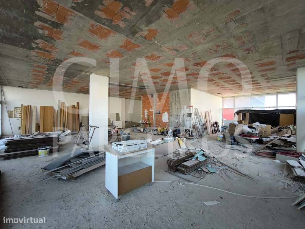 VENDE-SE Loja ampla - Possibilidade de conversão em habitação - Grande imagem: 1/2