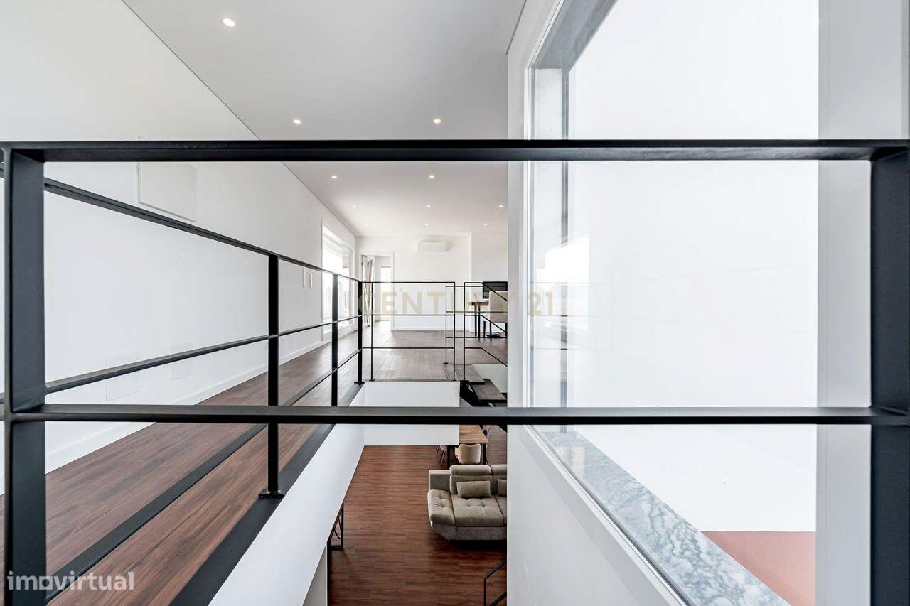 Moradia T4 em Fernão Ferro, Seixal, com Piscina e enorme Jardim-46