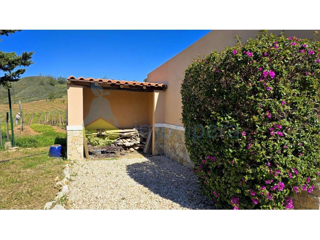 Moradia V4 com piscina e uma vista deslumbrante-34