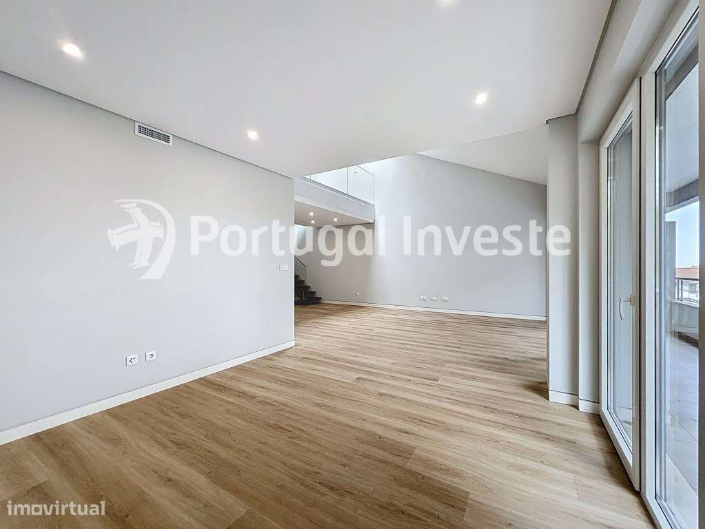 Sublime Duplex T4 com Mezanino no centro de Carcavelos-7