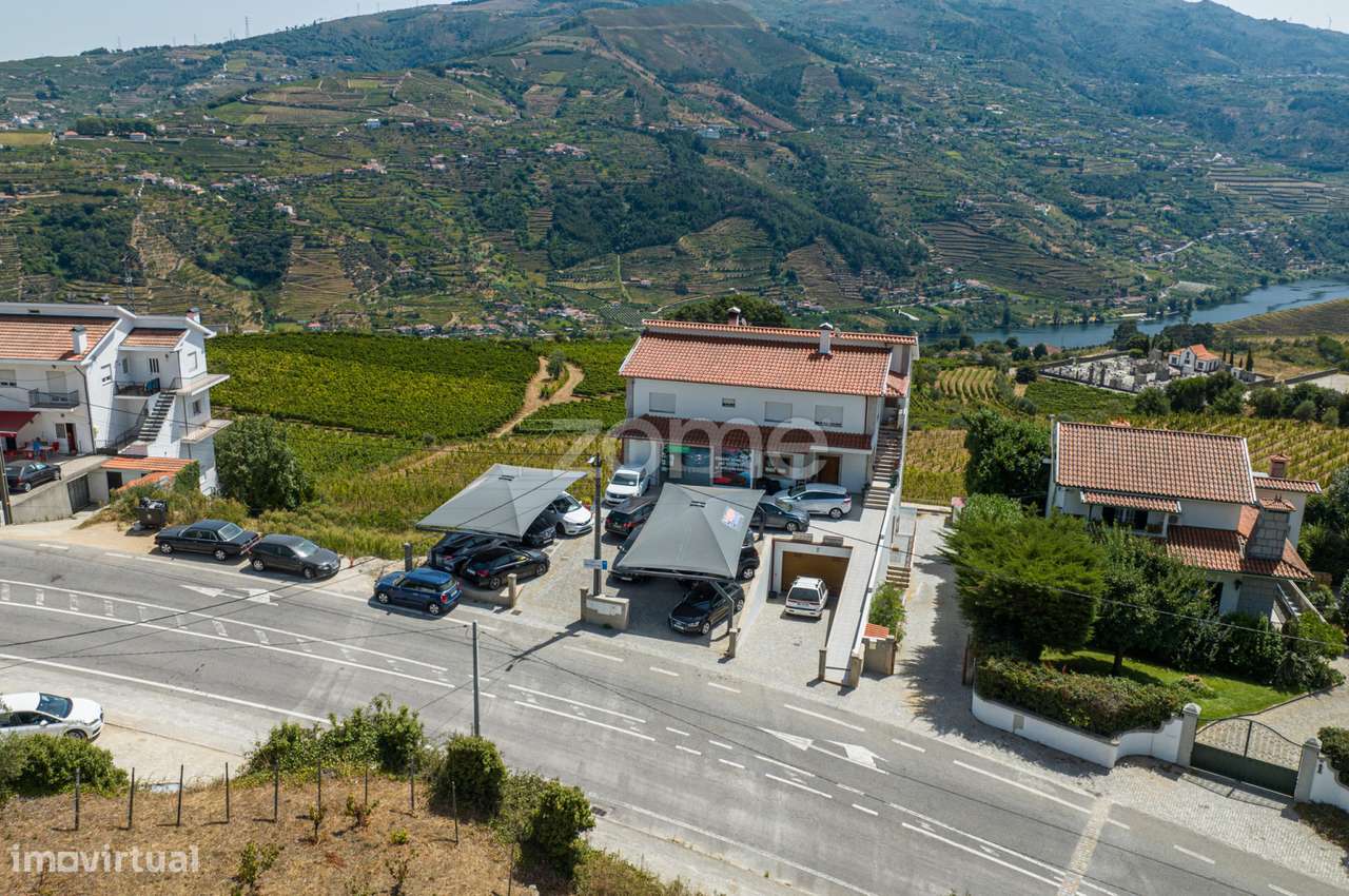 Prédio em Mesão Frio com vistas desafogadas para Rio Douro - Grande imagem: 5/41