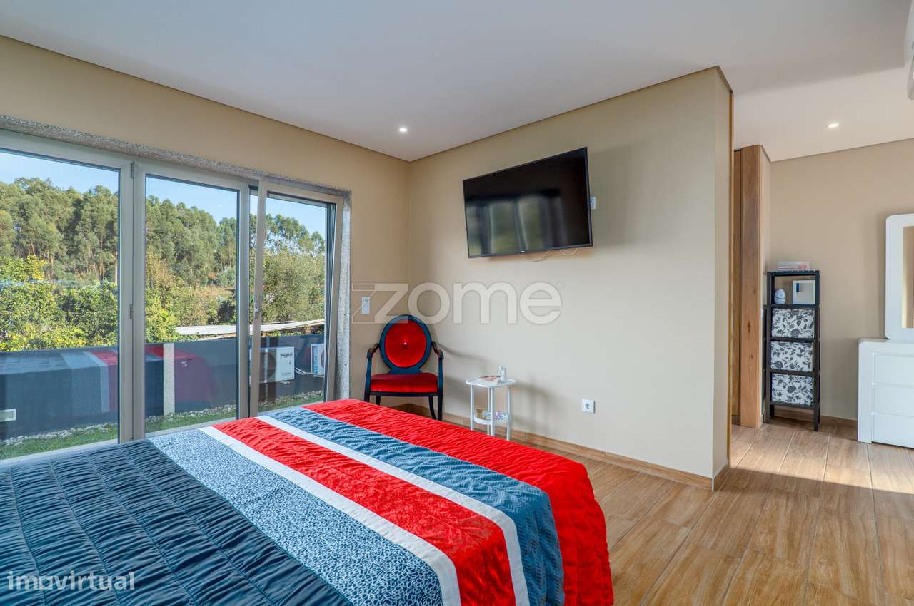 Moradia térrea T4 em S. Pedro da Cova com piscina - Grande imagem: 4/40