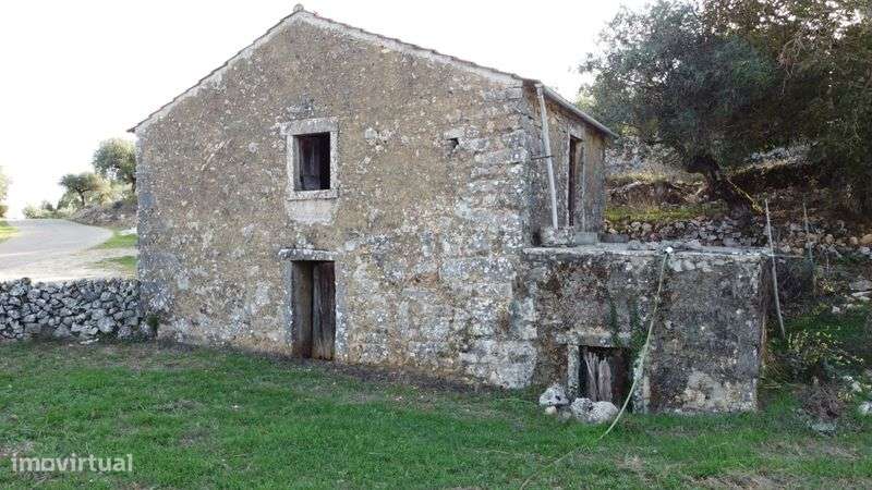 Terreno com Casa Centenária em Pedra — Buraca do Casmilo - Grande imagem: 4/8