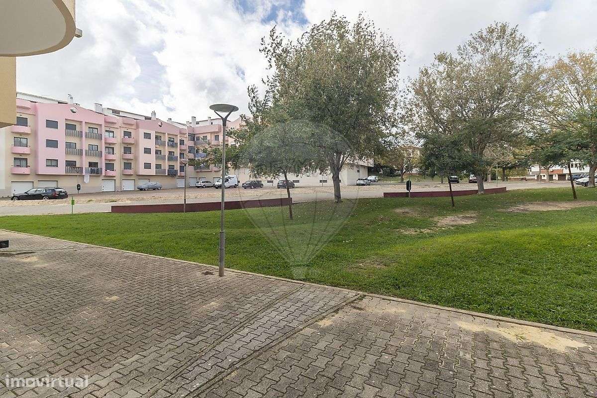 Apartamento T2 com Arrecadação em Paio Pires-35