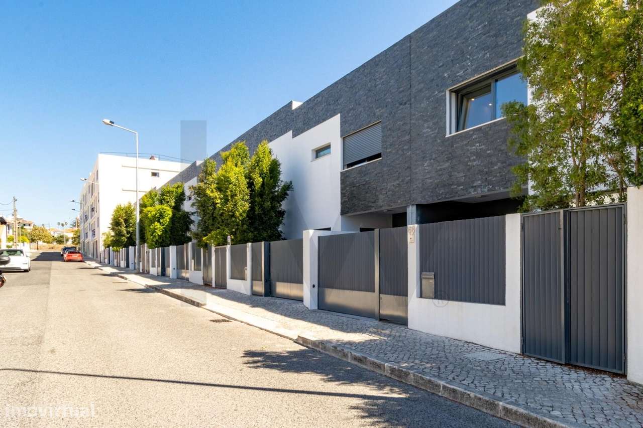 Moradia Contemporânea na Rebelva — Carcavelos: com Jardim e Estacionam-36