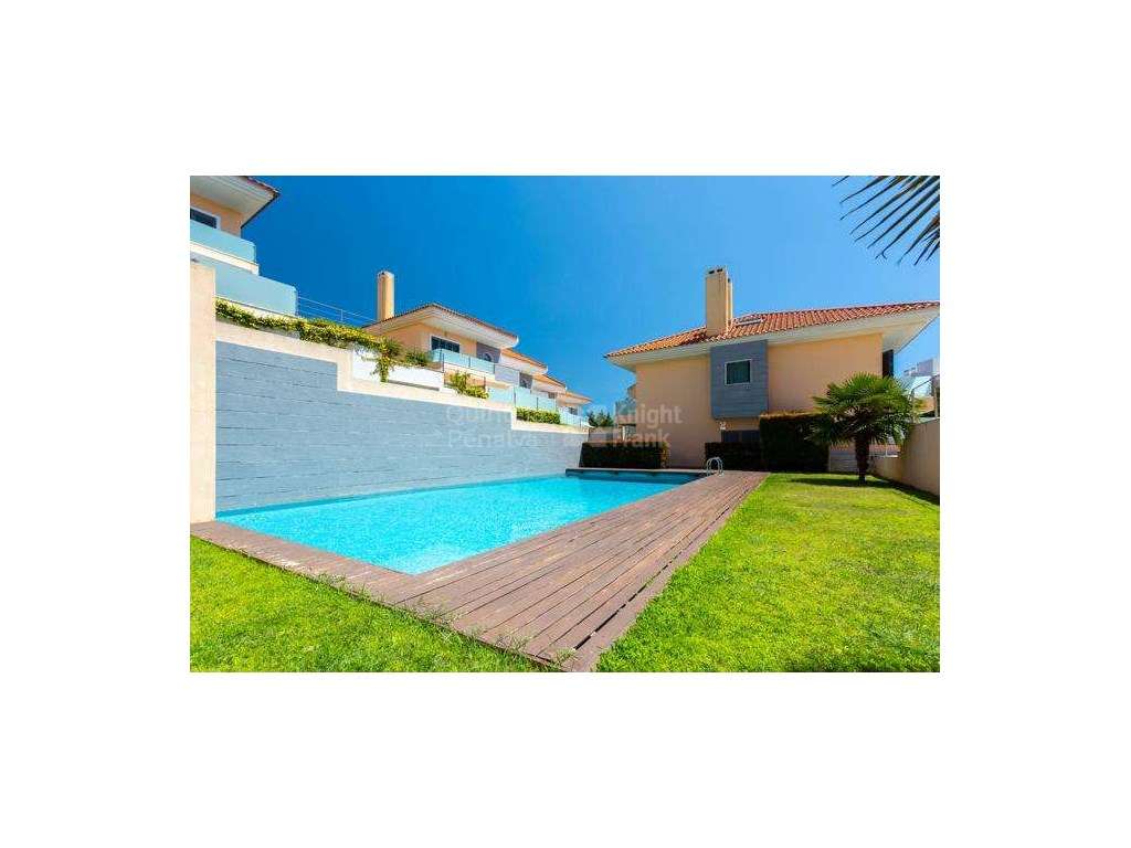 Moradia T2+2 em condomínio fechado com piscina, no Estoril - Grande imagem: 2/24