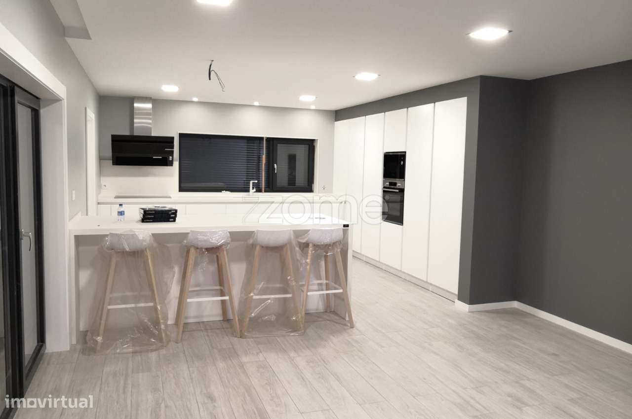 Moradia Térrea V3 com Piscina, Garagem e Terreno de 1.990 m² – Bust...-29