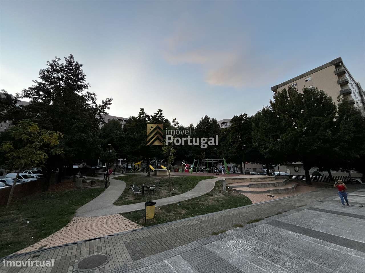 Amplo Ap. T4 Equipado, Prédio com Garagem Box e 2 Elevadores-32