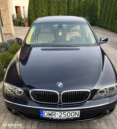 BMW Seria 7 750i - 8
