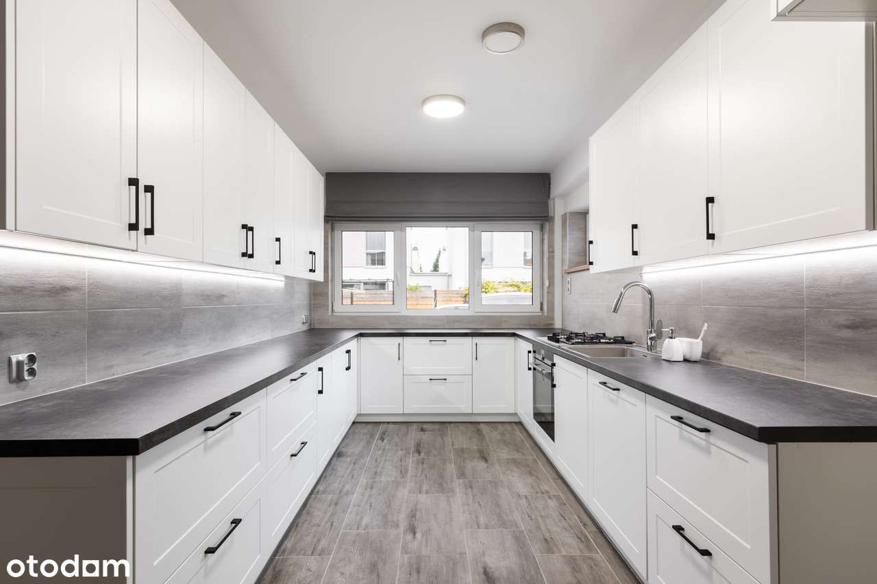 Dom w zabudowie bliźniaczej z basenem.-11