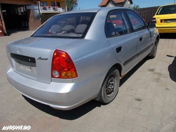 Hyundai Accent - 4