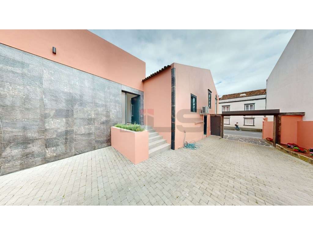 Moradia V4 com Apartamento T1 Anexo, Totalmente Remodelada - Centro...-49