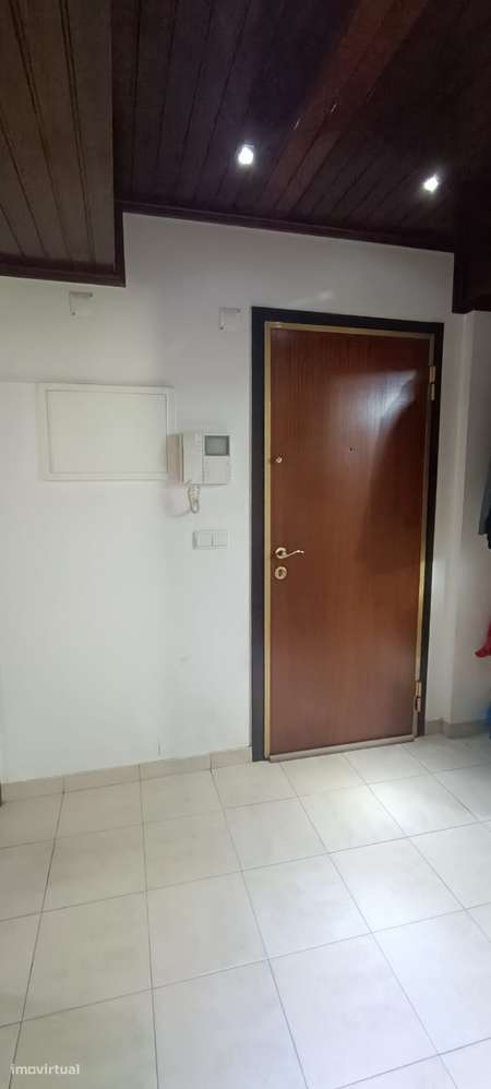 Excelente T3 com terraço e duas garagens!-1