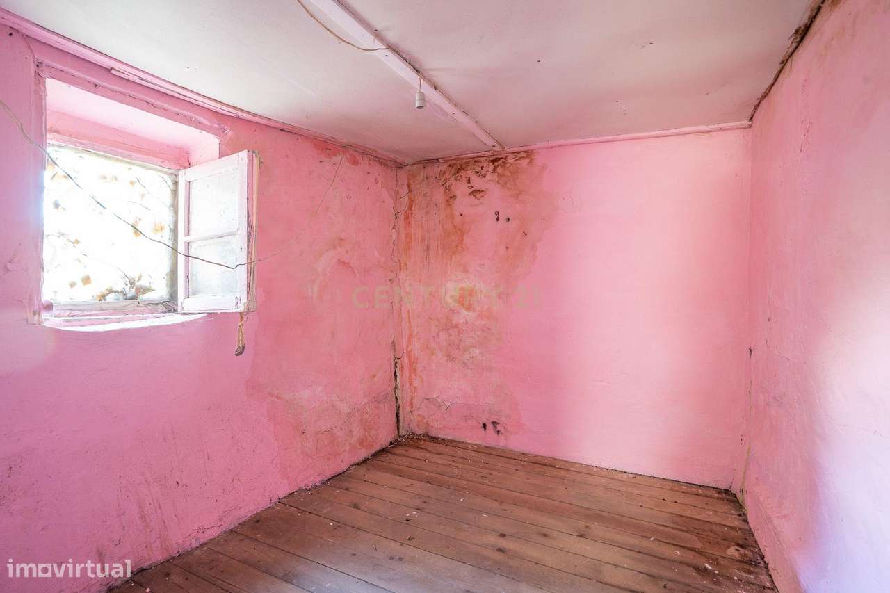 Casa para restaurar tipica de dois pisos com no seu interior - Grande imagem: 4/15