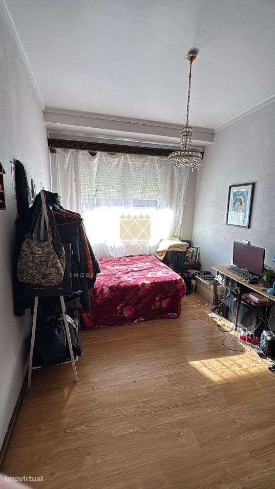 T4 com Potencial Extraordinário na Rua de Camões, Porto-4