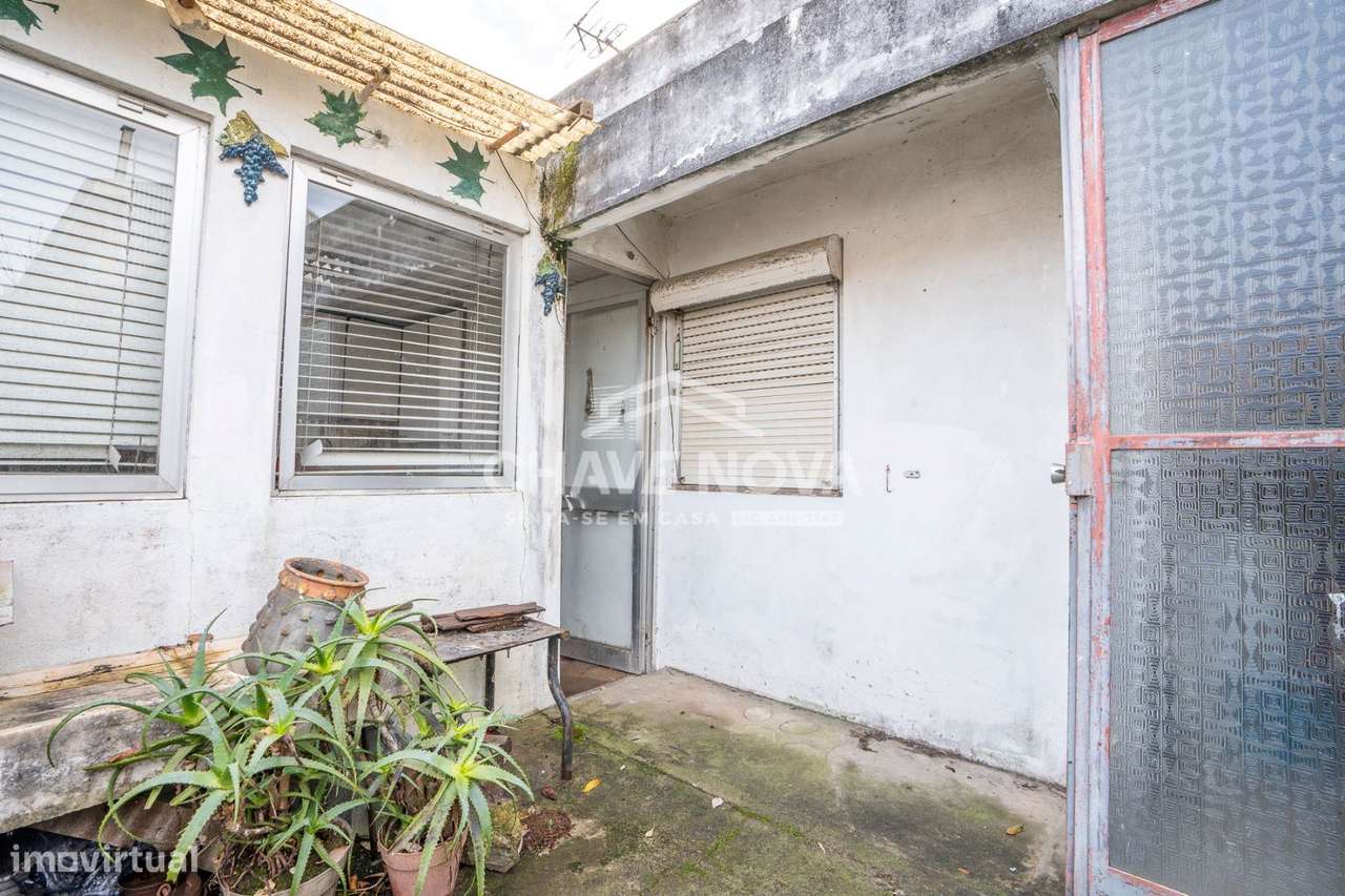 Moradia T1 com garagem box e logradouro e quintal no centro de Gaia-13