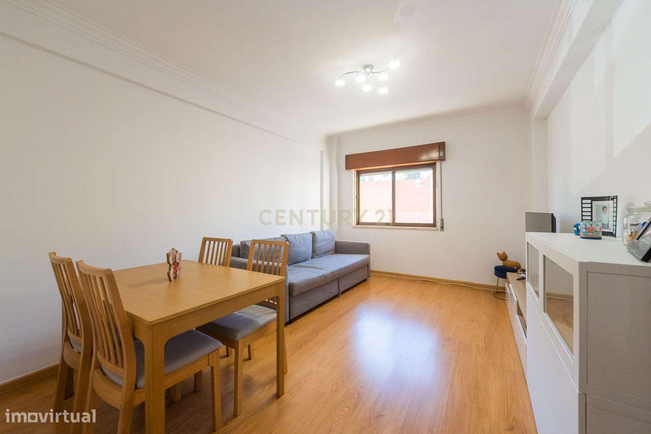 Apartamento T2 em bom estado, parcialmente remodelado-8